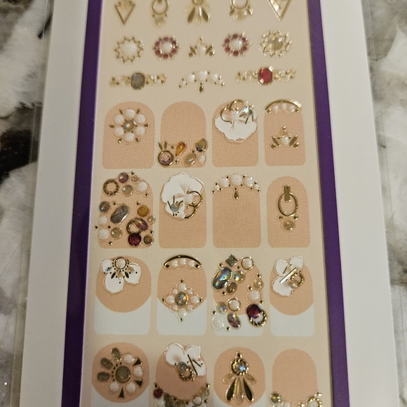 Color Street Pearl Please Mani Nail Charms - Picture 2 of 3